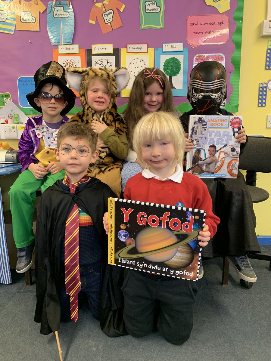 Blwyddyn 1 yn dathlu diwrnod y llyfr yn eu gwisgoedd gwych! <a href="/Diwrnodyllyfr/">Diwrnod y Llyfr</a> <a href="/criwCYW/">Cyw</a>