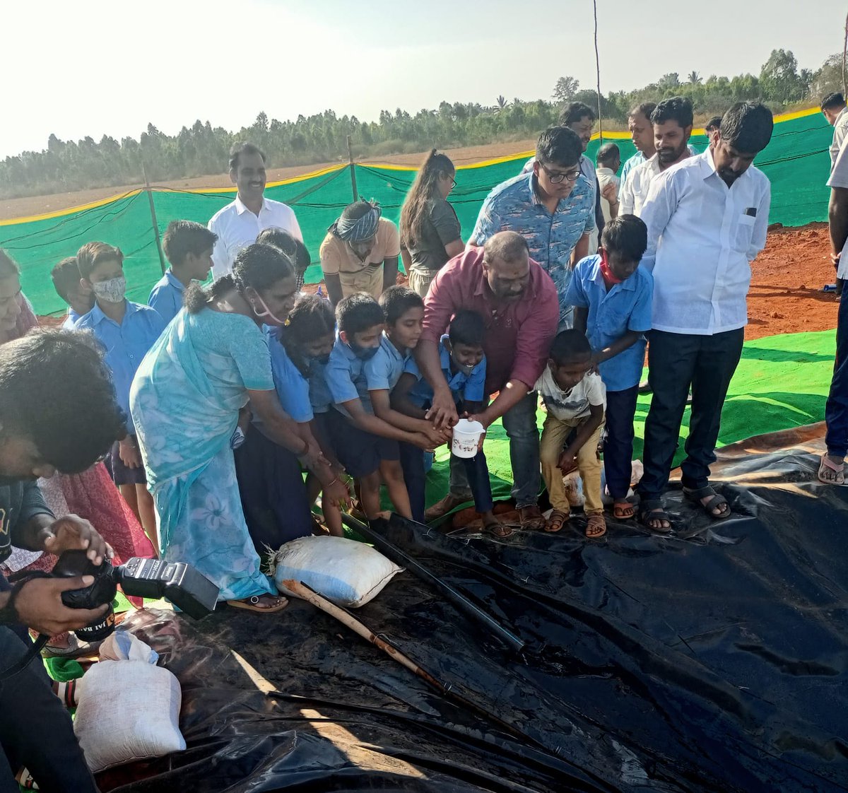RuralFisheries's tweet photo. Murrel variety of Fish seed stocked in Biofloc unit of Woman entrepreneur Ms Sowbhagya under pradan Mantri Matsya sampada yojana 2021-22 at Doddaballapura https://t.co/R7FrrgY4g3 teacher and Children participated in Progm. @dof_kar @NagarajSR15 https://t.co/eSnmKXOFgh