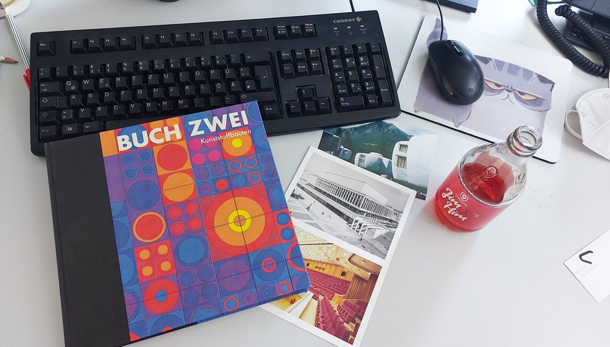 KathKroeger's tweet photo. Wenn eine spannende Lektüre in der Redaktion für dich bereit liegt 📚😊
#Erfurt #Leipzig @spherepublisher #Plaste #Himbeerbrause https://t.co/aBmu6V49Qj