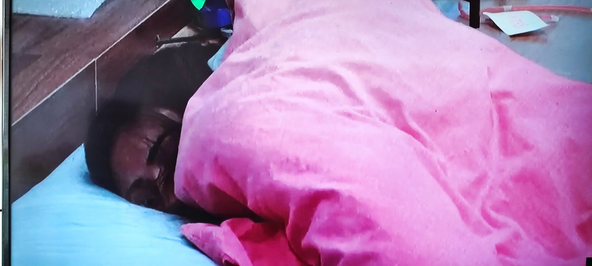 ThorTroya's tweet photo. #Secret3M
Sigue la prueba y ¿donde está Carmen? En cama!!! Como no, pasando siempre de las pruebas. Falta al respeto a los presentadores cuando se va en medio de una gala, etc...
#Secret3M
#NissyRepesca https://t.co/KbEUjWEb9D
