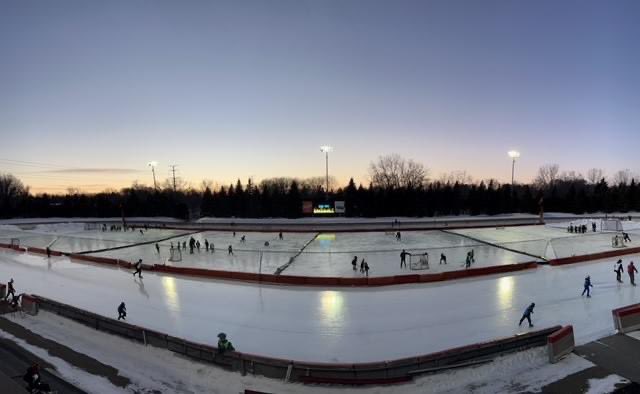 RosevilleParks's tweet image. Last chance for outdoor skating out on the largest- refrigerated ice sheet in America! ⛸❄🏒The OVAL will be closing for the season after this weekend... so grab your friends and family and join us for one last skate out on the OVAL! 

Schedule: cityofroseville.com/536/Public-Ska…