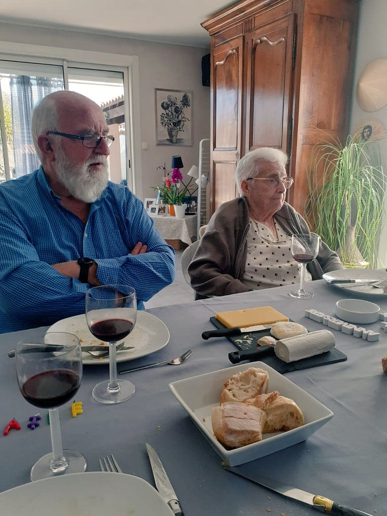 EGpfP's tweet photo. La #fraternité en action

Odette fête ses 92 ans dans le foyer des bénévoles qui l'accompagnent, comme un membre à part entière de la famille.
Ça se passe comme ça chez Les @PFPauvres de #Béziers.

Joyeux anniversaire Odette https://t.co/1zVLCe5JZ4