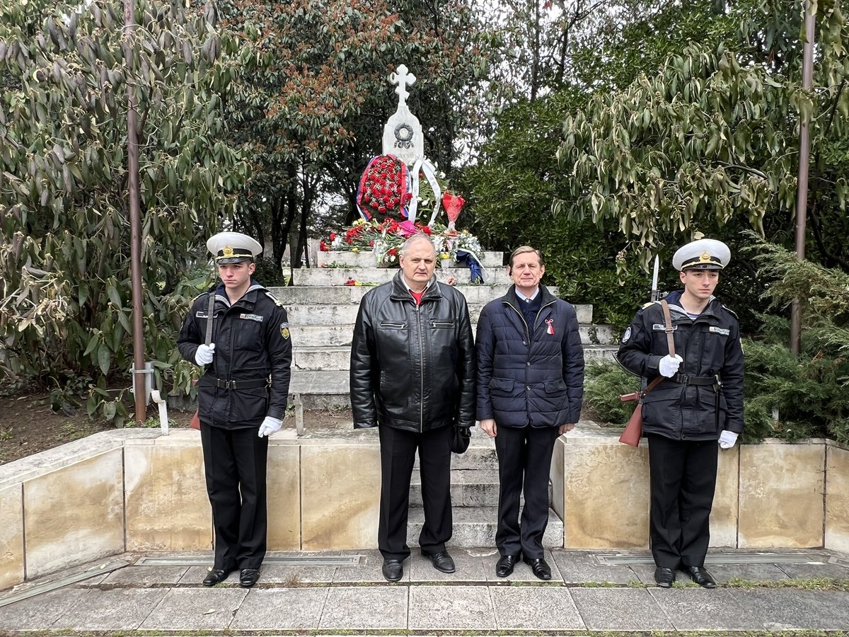 RusConsVarna's tweet photo. В честь 144-летия освобождения Болгарии консул-советник Н.П.Хохлов и дипломаты Генконсульства приняли участие в церемониях возложения венков и цветов к памятникам русским войнам, графу Игнатьеву и Хану Аспаруху в г.Варна и г.Добрич. https://t.co/iP4Zj8hvSl