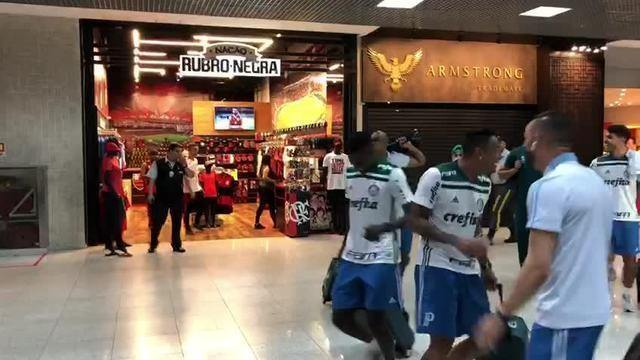 joaodoresenha's tweet photo. E ontem, mais uma provocação do Palmares ao Flamengo. E foi indireta, sim. Só espero que qnd o "vento mudar" novamente, não venham com papo de "forçar rivalidade" ou defesa a torcida única. Sabem bater, mas não sabem apanhar. Típico de gente criada por vó. Neste caso, Sugar Mommy https://t.co/QbJ33rEGmZ