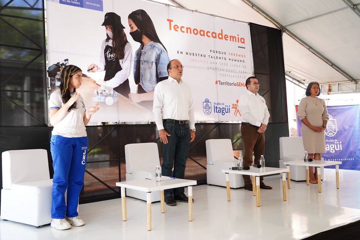 SENAComunica's tweet image. 📍🔴🤚#AEstaHora | En #Itagüí, de la mano de José Fernando @AlcaldiaItagui, nuestro director general @EstradaCarlosM, pone en funcionamiento la tercera Tecnoacademia en la regional @SENA_Antioquia y realiza el lanzamiento de la II Convocatoria de Formación Presencial. 📒📘