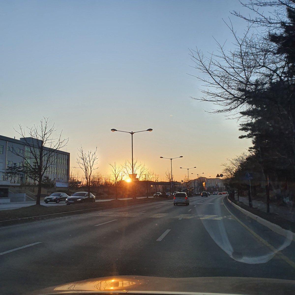 요즘 하늘이 너무너무 이쁘다

#날씨 #실화냐 #수원 #맘눌뎀 #섹트 #섹러팅 #오프 #운동하는남자