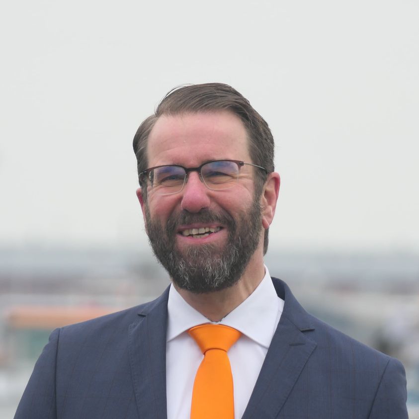 Vandaag stelt onze nummer 2, wethouder Hugo van der Wal zich voor:
- Sinds maart 2018 raadslid
- Belangrijke rol vervuld bij vorming nieuwe coalitie
- Was werkzaam bij Ministerie van VWS
- Na coalitievorming als wethouder aan de slag gegaan om het coalitieprogramma uit te voeren