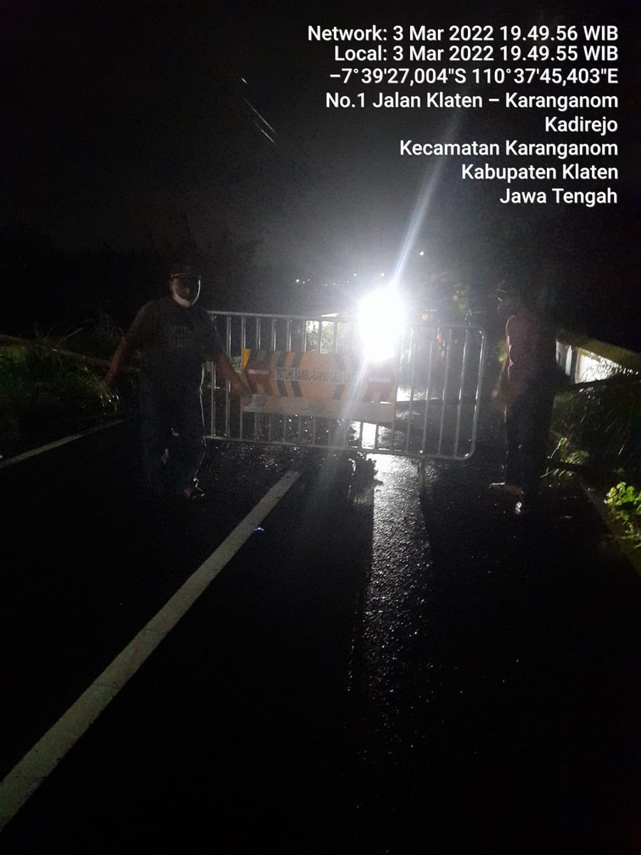 dishubklaten's tweet photo. Kamis, 3 Maret 2022

Petugas Dishub Klaten melakukan Giat penutupan jalan krn jembatan putus di ruas jalan Kadirejo KarangAnom Klaten

#DishubKlaten 
#mrll
#jembatanputus
#penutupanjalan
#KlatenBersinar https://t.co/kHeiIYlCJG
