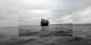 Что потопили украинцы. Тонущий корабль. В море тонут корабли. Подбили корабль в черном море. Корабль под обстрелом.