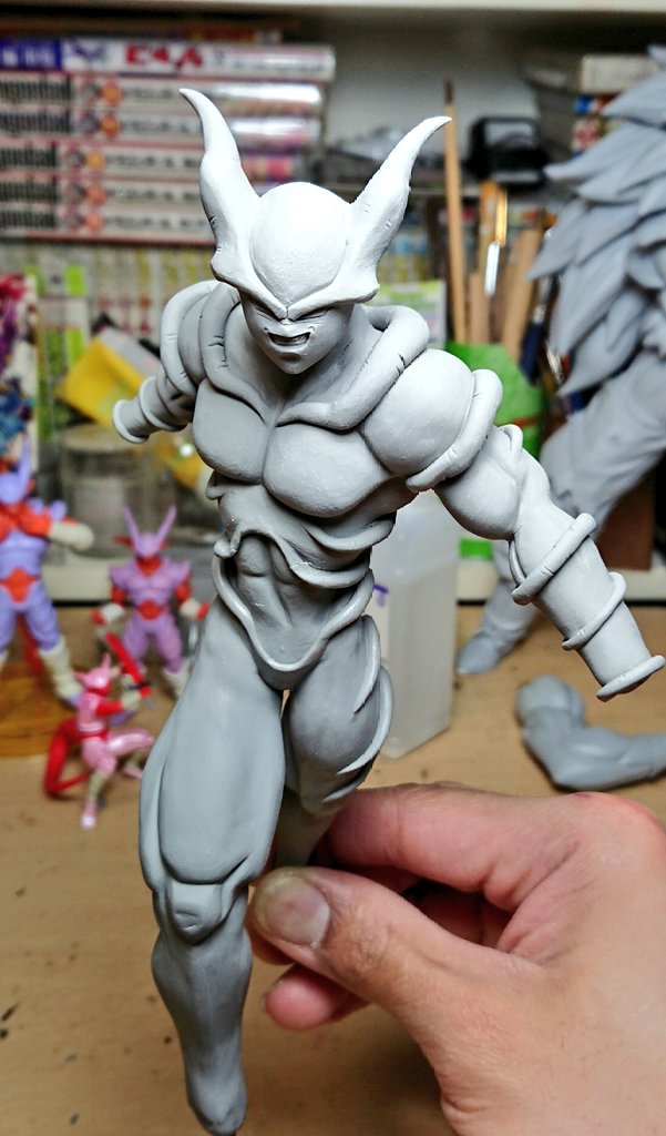 pythongodDragon's tweet image. 背中や太もも周りの造形が進みました。左足と右手は遠近感を出すために、あえて小さく作ってあります👨‍🔧 個人的に背中の造形が気に入っております😚 だいぶスーパージャネンバになってきました！💪🏻✨