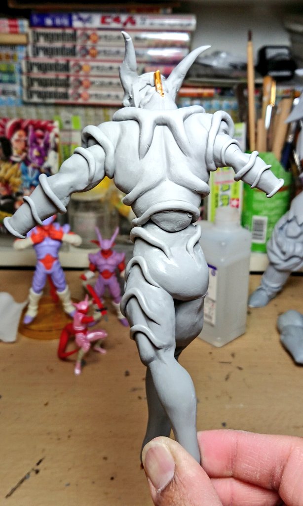 pythongodDragon's tweet image. 背中や太もも周りの造形が進みました。左足と右手は遠近感を出すために、あえて小さく作ってあります👨‍🔧 個人的に背中の造形が気に入っております😚 だいぶスーパージャネンバになってきました！💪🏻✨