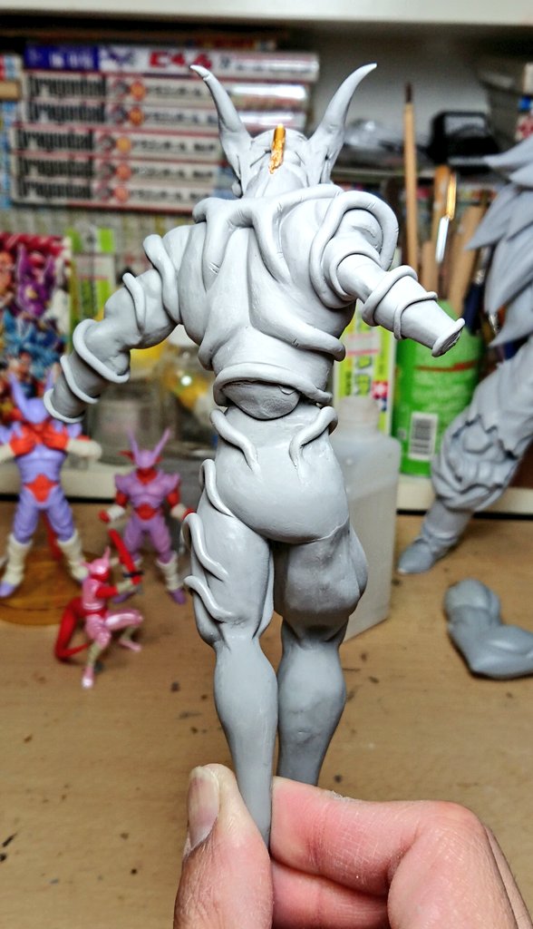 pythongodDragon's tweet image. 背中や太もも周りの造形が進みました。左足と右手は遠近感を出すために、あえて小さく作ってあります👨‍🔧 個人的に背中の造形が気に入っております😚 だいぶスーパージャネンバになってきました！💪🏻✨