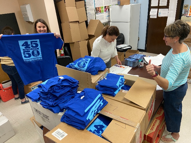 USCArnoldSchool's tweet photo. Wear blue on 3/4 for #NationalDressInBlueDay in honor of #ColorectalCancerAwarenessMonth
Show your support by taking a 📸 of you and your friends in blue. Tag us @USCArnoldSchool & @CCPNatUSC
#s: #SCGoBlue #DressinBlueDay #ScreeningStartsat45 #NCCRT
➡️ https://t.co/bPlXo9EeiH https://t.co/swHpXeppOi