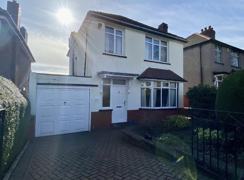SaxtonMeeUK's tweet photo. 🏠New Listing Today🏠
📍Ben Lane, Wadsley
GUIDE PRICE £280,000-£300,000 *FREEHOLD**NO CHAIN*
Situated on this excellent size plot is this 3 bed, bay fronted, detached property which enjoys a south facing rear garden. Benefiting from a driveway and garage.
📞0114 231 6055 https://t.co/qLk9KBGDrr