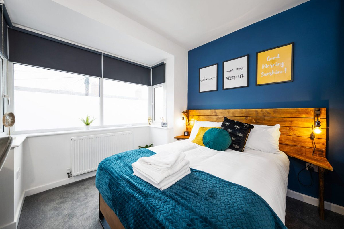 The Mount is a spacious 7-bedroom house for friends &amp; families. Located 5 mins walk from central Coventry with takeaways, shop and pubs nearby and direct links to Birmingham and Leamington Spa midweekbreaks.co.uk/properties/the… #midweekbreaks #citybreaks #staycation #holidayhome #coventry