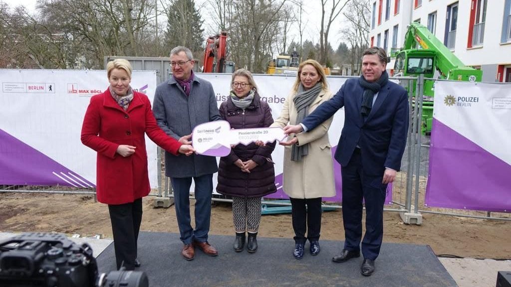 Symbolische Schlüsselübergabe