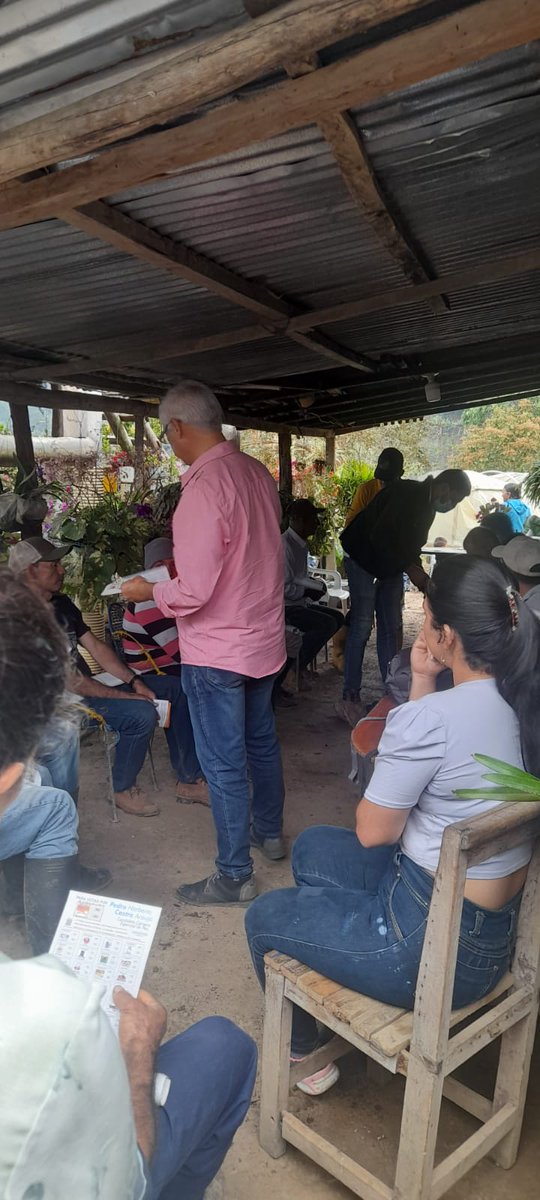 PedroNorbertoC's tweet photo. En la vereda Filo Machete, seguimos los diálogos con cada habitante, reafirmando el compromiso de servir, y la importancia de este 13 de marzo pedir el tarjetón de Cámara Especial de Paz y marcar con una X #Funvimejor501 #LaPaz #SanJoseDeOriente https://t.co/DbxAXH3O4p