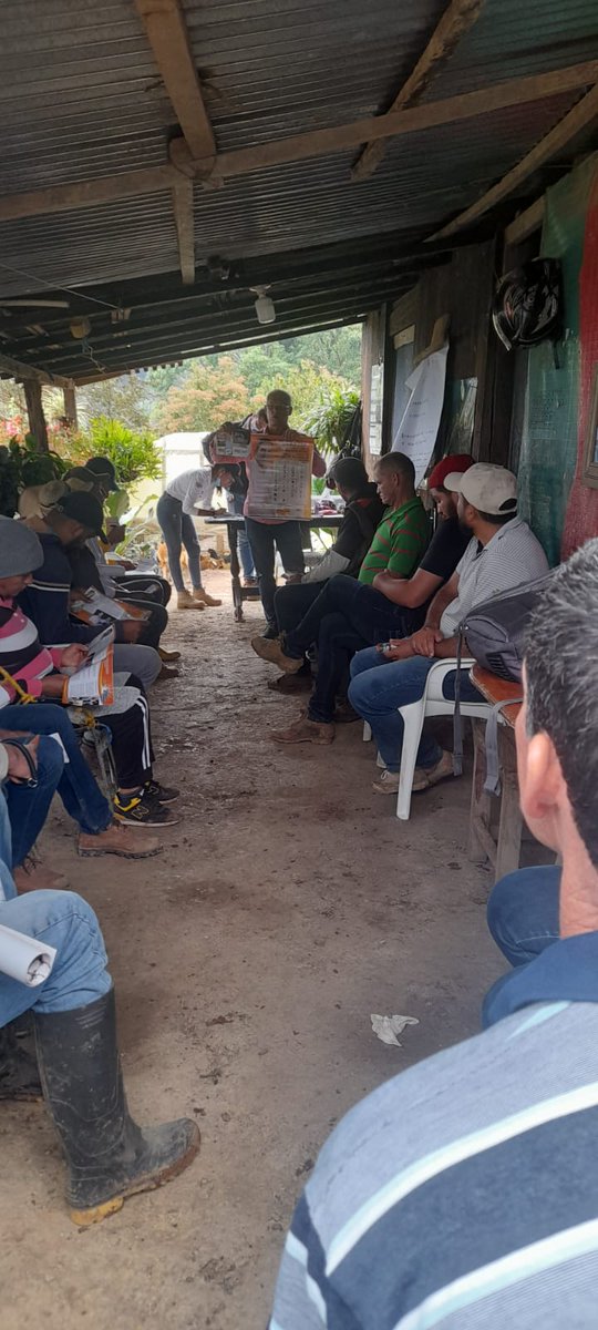 PedroNorbertoC's tweet photo. En la vereda Filo Machete, seguimos los diálogos con cada habitante, reafirmando el compromiso de servir, y la importancia de este 13 de marzo pedir el tarjetón de Cámara Especial de Paz y marcar con una X #Funvimejor501 #LaPaz #SanJoseDeOriente https://t.co/DbxAXH3O4p