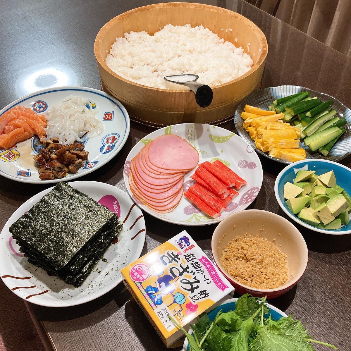 unikoron's tweet photo. 超・細か〜いきざみ納豆で雛祭りの日に手巻き寿司をしました。細かいきざみ納豆を付属のタレとカラシを混ぜるとふんわりとした食感がクセになる美味しさ。これだけ細かいとそのまま離乳食としても使えて便利♪#asagake #asagakeで体験 #おはよう納豆 #超・細か〜いきざみ納豆 https://t.co/RMNS1UFwqW