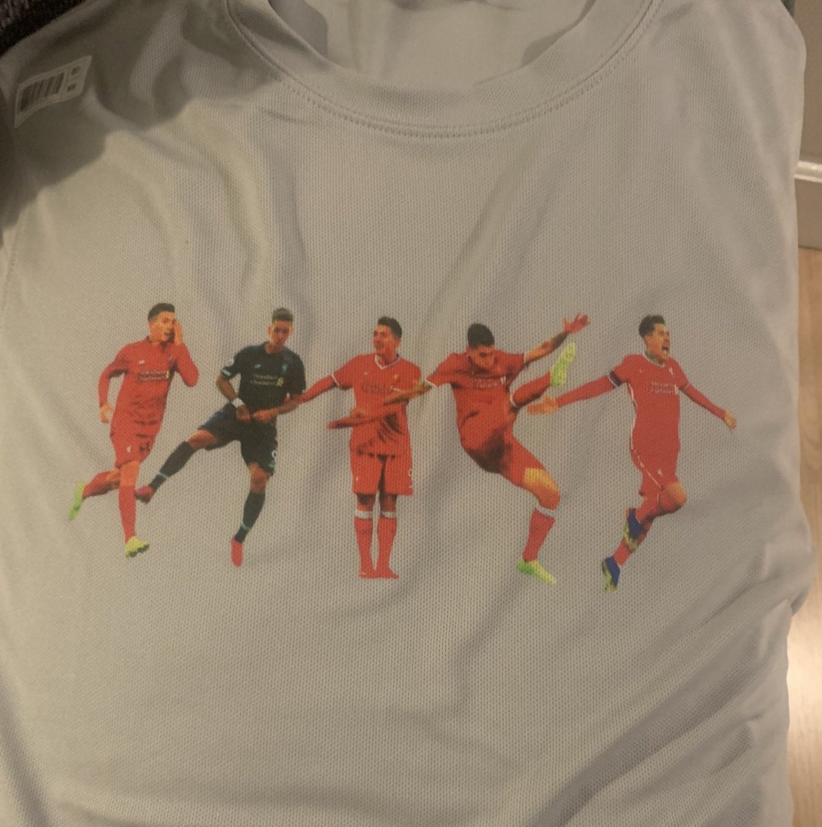 FutebolRed's tweet photo. 🇧🇷 @Heidi_w7 and her precious #bobbyfirmino celebrations top! Glad you like it. Enjoy 😊 #LFC #bobbyfirmino #FACup #forzaliverpool #simsenhor #futebolred #bedifferent ⚽️🔴 https://t.co/6l8Sd1mICx