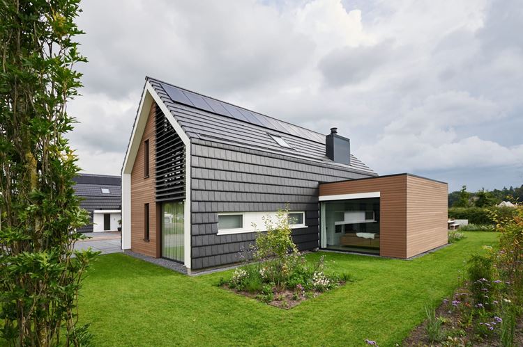 Twee woningen in Zwolle. Op het eerste gezicht hetzelfde, maar op details wijken ze van elkaar af. Opvallend is de keuze voor de #dakpannen (Tuile Plat) die doorlopen in de gevel. Dit zorgt voor de eensluidende, moderne uitstraling. Bekijk en lees meer via bit.ly/3ICpiP0