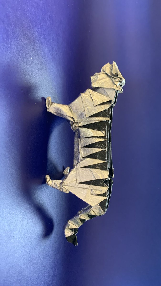 sumayaalanazy's tweet photo. Origami Tiger 
Designed by Hideo Komatsu 
久しぶり　難しい折り紙虎を挑戦しました。
25cm x 25cm 『和紙』金箔
諦めずに折り続けましたワ（╹◡╹） https://t.co/fh9s5l5I3l