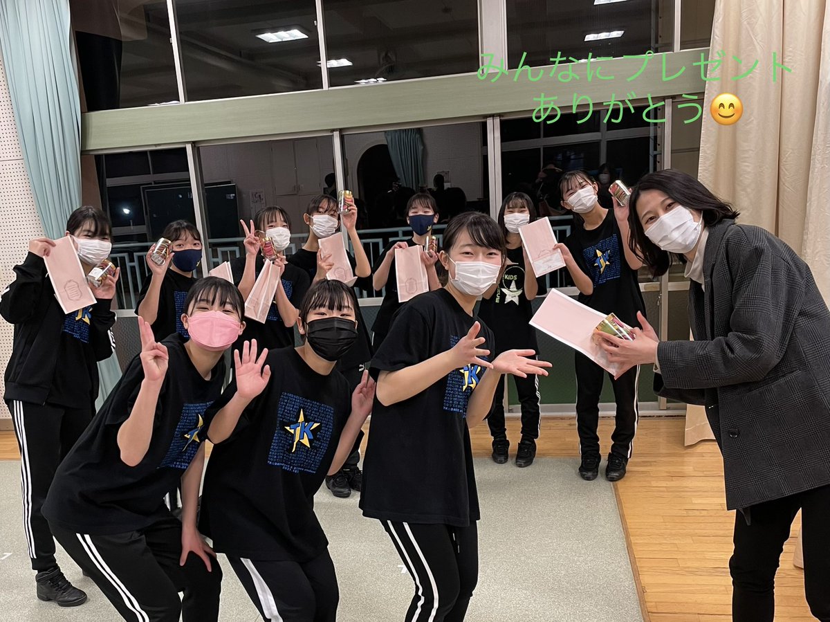 tk_dance1998's tweet photo. キッズ＆ジュニア修了生の岩﨑彩ちゃんが大学卒業と就職の報告ご挨拶に来てくれました😊
差し入れもいただきました。
ママもありがとうございます！
くみ先生からも彩にお祝い☕️

彩おめでとう！
来月から小学校の先生だよ〜！

の前に！来週Uキッズ来てもらおっと😊

#TKDANCE
#さいたま市ダンス https://t.co/kO5snrSscA