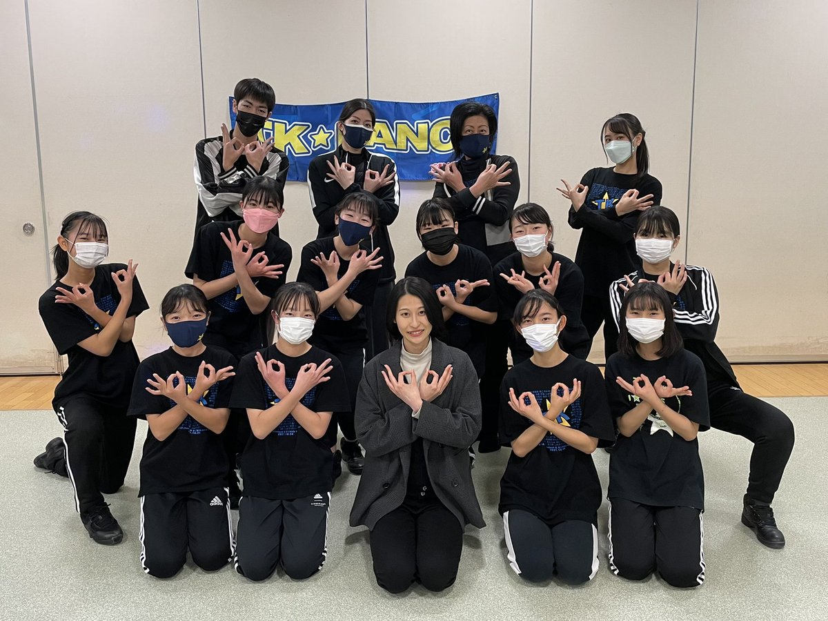 tk_dance1998's tweet photo. キッズ＆ジュニア修了生の岩﨑彩ちゃんが大学卒業と就職の報告ご挨拶に来てくれました😊
差し入れもいただきました。
ママもありがとうございます！
くみ先生からも彩にお祝い☕️

彩おめでとう！
来月から小学校の先生だよ〜！

の前に！来週Uキッズ来てもらおっと😊

#TKDANCE
#さいたま市ダンス https://t.co/kO5snrSscA