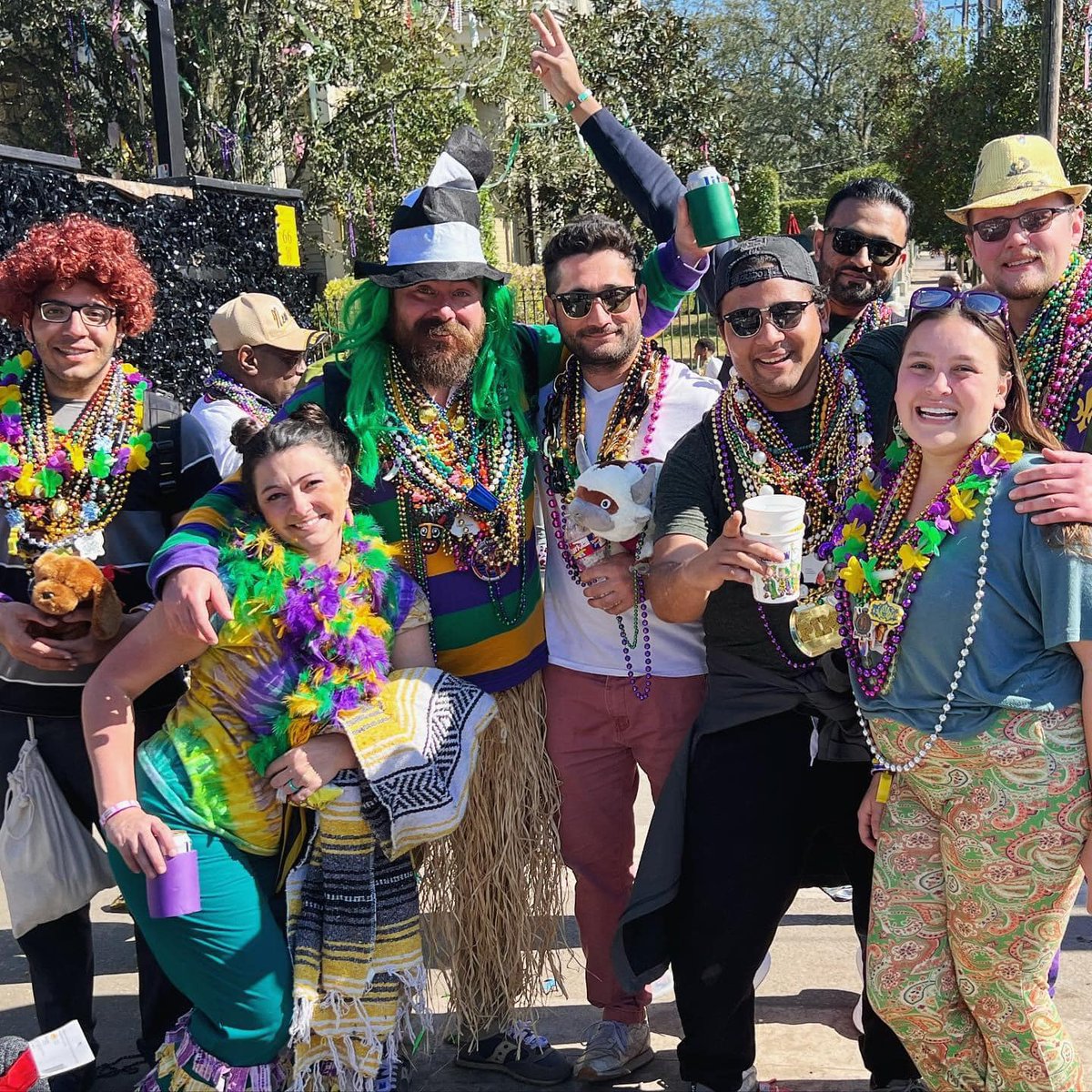 If #YouShouldBeHere were a photo!!
A few of our amazing grad students taking a much needed break to enjoy perfect weather, friendship &amp; Mardi Gras festivities 🎭🎭🎭 #FatTuesday #PhD #MS #Sedimentology #Stratigraphy #Geology