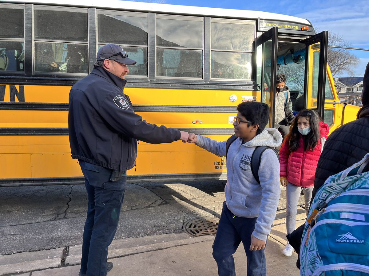 glenview34's tweet photo. #WeAreD34 and there is so much joy for high fives from the @GlenviewILPD 😃 https://t.co/FZeuinDXzb