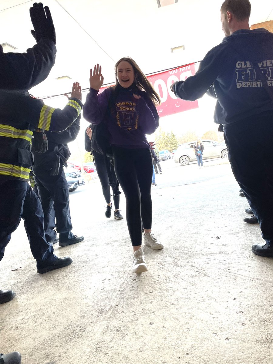 #WeAreD34 and there is so much joy for high fives from the <a href="/GlenviewILPD/">GlenviewILPD</a> 😃