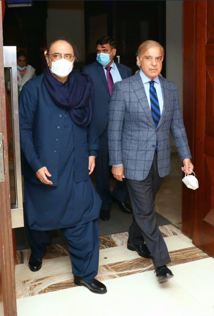 Ali_Masoom1's tweet image. ملک کرپشن کی وجہ سے تباہ ہوتے ہیں یہاں چوروں کے اوپر پھول پھینکے جاتے ہیں (عمران خان)

سابقہ حکمرانوں نے قوم کی اخلاقیات تباہ کر کے ڈبل نقصان کیا.
اب یہ قوم اچھے اور برے کی تمیز کیسے کرے؟؟؟

جب عوام کرپٹ سیاست دانوں کے ساتھ ہو تو پھر اداروں کی مجبوری ہوتی ہے 👇
#CompromiseGames