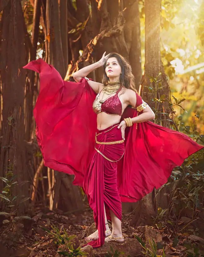 shivam_bangwal's tweet photo. #RubinaDilaik Shares Bold Pictures in a Sparkly Golden-Maroon Bralette With Dhoti Pants, Makes Jaws Drop!!

#BiggBoss 14 winner oozes oomph in her latest pictures on Instagram.

 #RubinaDilaik𓃵 #RubiHolics @RubiDilaik https://t.co/vra5FvcwQ6