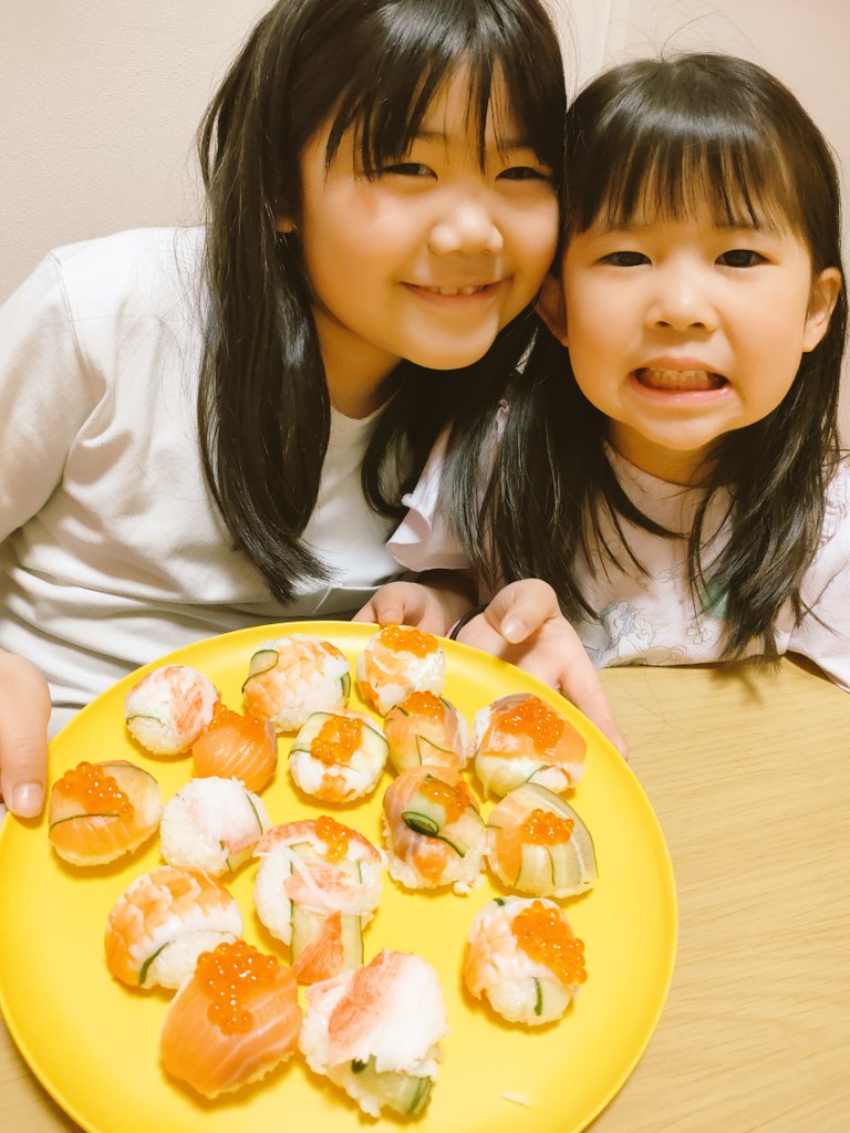 JskShoko's tweet photo. 全部大事な、色んなことを、いっぺんにやってるので、優先順位付けるのは病むほど大変ですが。

今日は女の子の雛祭り。

娘たちの日

一緒に作って楽しんでくれて嬉しい♥
また明日から頑張ろう😊 https://t.co/cye9BhwEIF