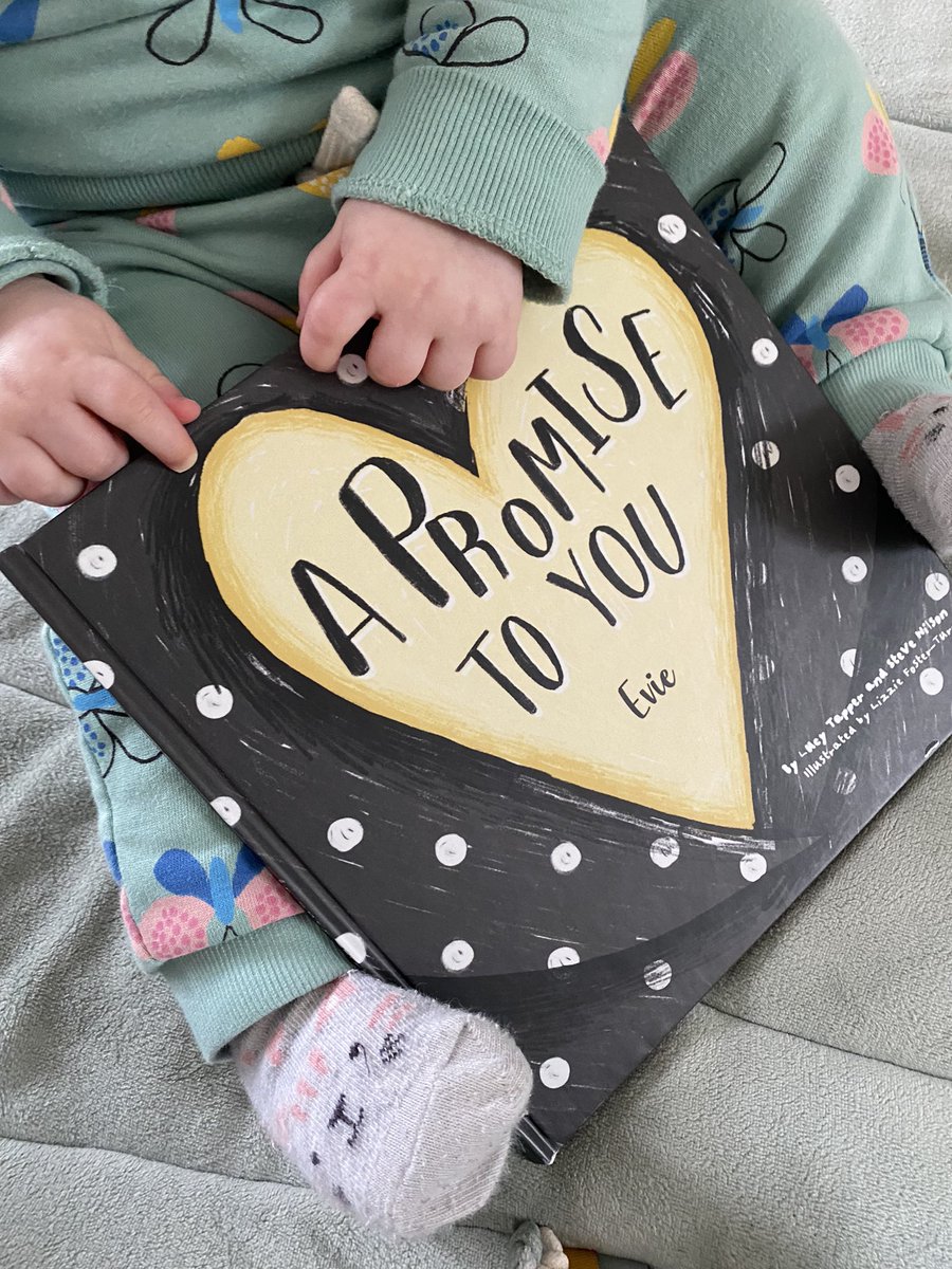 AH0URICAN's tweet photo. @WorldBookDayUK looks a bit different this year 👶🏻 Thanks for this beautiful book @MissMinoliYear4 📖 🖤 https://t.co/oCK53lr2l0