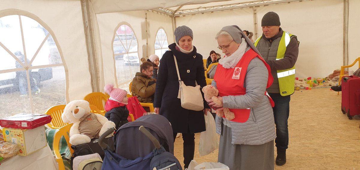 VidesONG's tweet photo. Las salesianas de Polonia atienden a refugiados ucranianos.

Colabora con nuestra red de solidaridad para ayudar a las personas desplazadas por la guerra en Ucrania.

Transferencia: ES76 0182 3191 8502 0166 9499
Bizum: 01015 https://t.co/cmO6CZWYEA