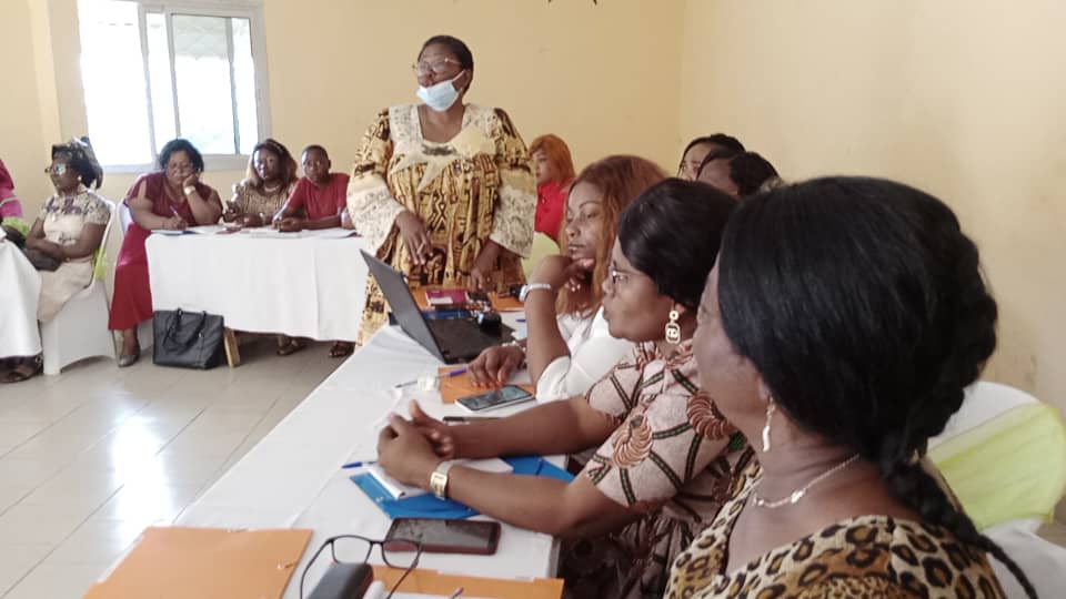 DigaMathieu's tweet photo. Nouvelle étape #jif2022 👩🏽🦰🖥️ #IWD2022 aujourd'hui avec les femmes androïdes de la commune de #Manjo : la tournée dans le #Moungo continue... 🚗🚗 https://t.co/p8ewrzyuuS