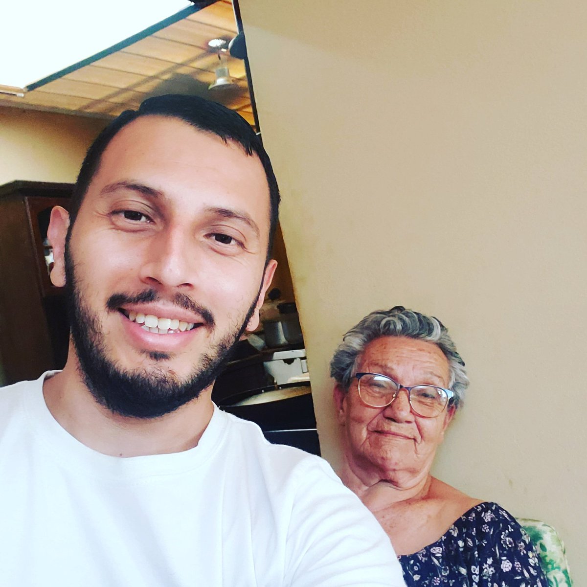 Definitivamente Dios me bendijo con 2 mamás y hoy una de ellas esta conmigo celebrando sus 82 años d vida 🎂❤ Le pido a Dios q siempre la bendiga y cuide muchos años más ❤ te amo mi abuela sos mi segunda madre ❤❤