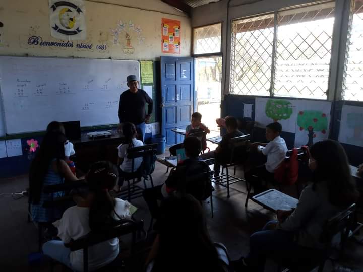 FslnRed's tweet photo. #MIGOB // Granada

Realizamos capacitación en prevención del consumo de drogas en el centro educativo Salomón Ibarra de la comunidad el pochotillo y Escuela de San Diego de la Comunidad San Diego del Municipio de Diriomo, dirigido a estudiantes de primaria (5to y 6to grado). https://t.co/TujbkbCzcv