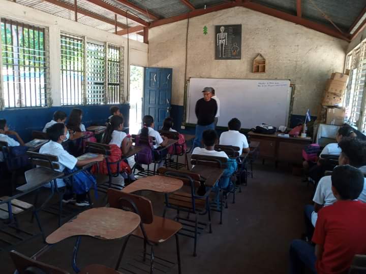 FslnRed's tweet photo. #MIGOB // Granada

Realizamos capacitación en prevención del consumo de drogas en el centro educativo Salomón Ibarra de la comunidad el pochotillo y Escuela de San Diego de la Comunidad San Diego del Municipio de Diriomo, dirigido a estudiantes de primaria (5to y 6to grado). https://t.co/TujbkbCzcv