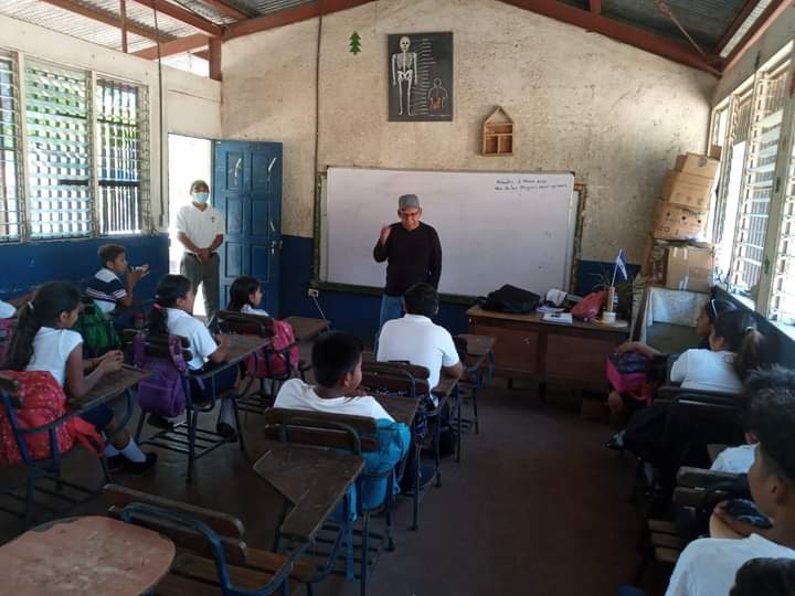 #MIGOB // Granada

Realizamos capacitación en prevención del consumo de drogas en el centro educativo Salomón Ibarra de la comunidad el pochotillo y Escuela de San Diego de la Comunidad San Diego del Municipio de Diriomo, dirigido a estudiantes de primaria (5to y 6to grado).