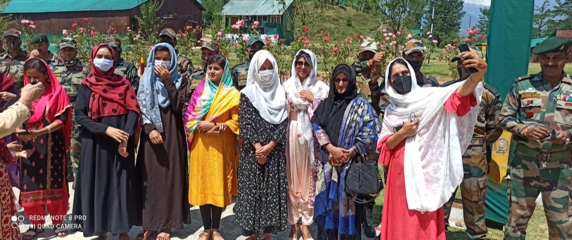 KhanFay28369110's tweet photo. Unity is strength
#IndianArmy
#Kupwara
#unity
#peace
#Devp
#CLX
#KT02March22 https://t.co/LVcoVtl6wS