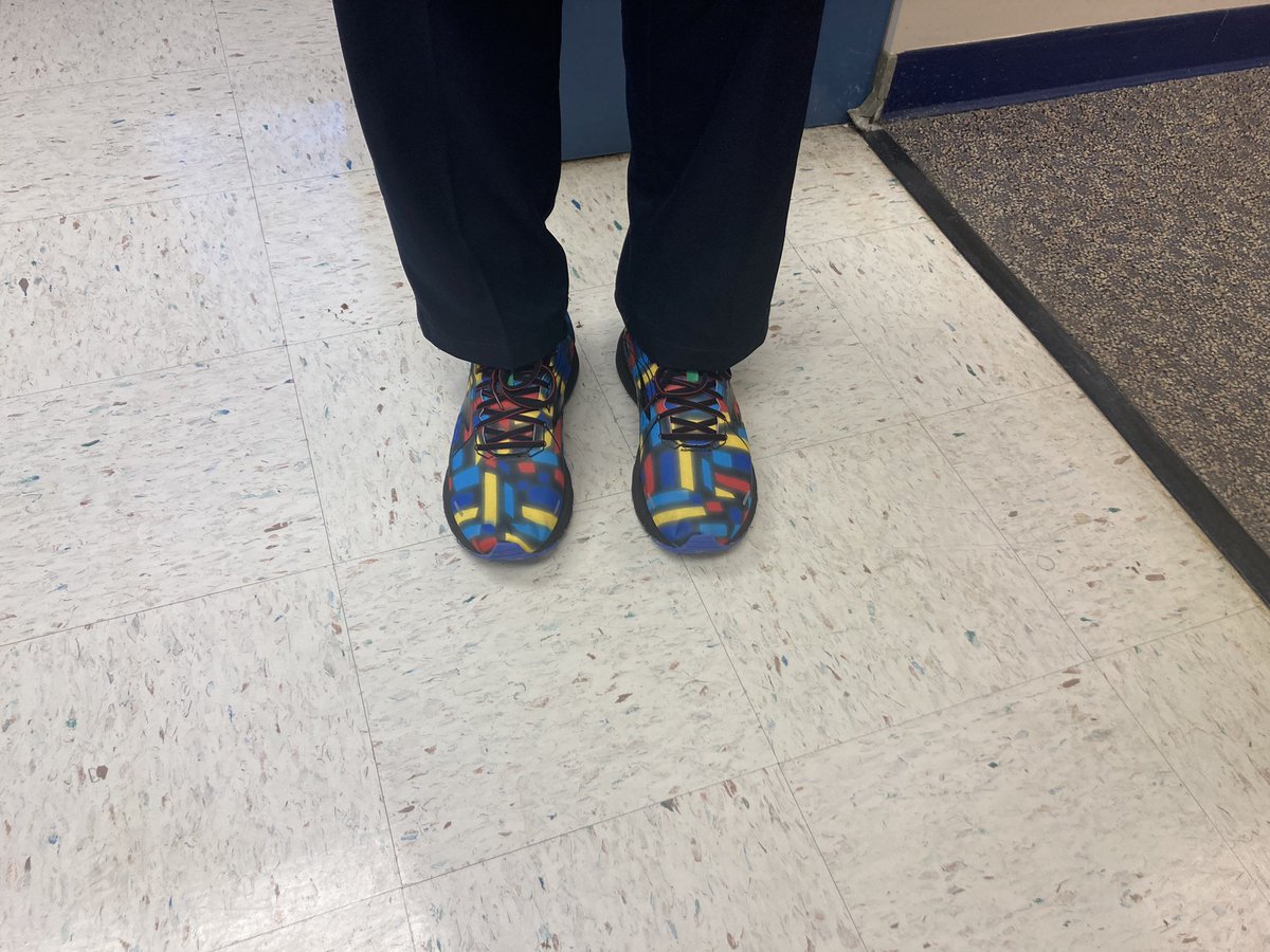 Who brought the FUN shoes to our Fun Run <a href="/GrangeHallES/">GrangeHallES</a>? #ghesproud <a href="/PrincipalCEJ/">Dr. Courtney Jones</a>