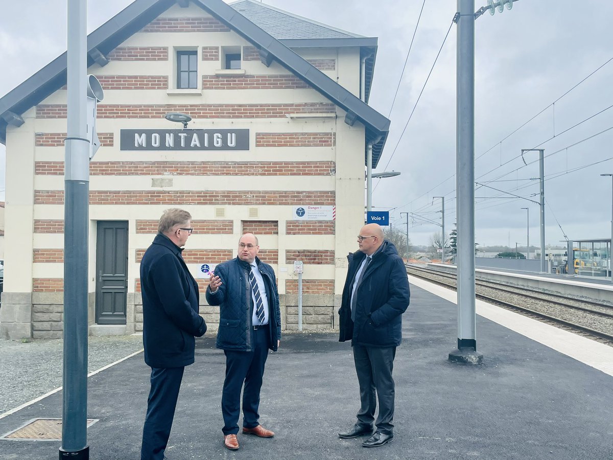 Antoine_Chereau (@antoine_chereau) on Twitter photo Signature avec le <a href="/PrefetVendee/">Préfet de la Vendée 🇫🇷</a> du Contrat de Relance et de Transition Écologie (CRTE) : 109 projets qui illustrent notre ambition pour les habitants et des entreprises de <a href="/Terres_Montaigu/">Terres de Montaigu</a> pour un montant total de 85 millions d’euros jusqu’en 2026 ! <a href="/paysdelaloire/">Pays de la Loire</a> <a href="/DepVendee/">Département Vendée</a> Signature avec le <a href="/PrefetVendee/">Préfet de la Vendée 🇫🇷</a> du Contrat de Relance et de Transition Écologie (CRTE) : 109 projets qui illustrent notre ambition pour les habitants et des entreprises de <a href="/Terres_Montaigu/">Terres de Montaigu</a> pour un montant total de 85 millions d’euros jusqu’en 2026 ! <a href="/paysdelaloire/">Pays de la Loire</a> <a href="/DepVendee/">Département Vendée</a>