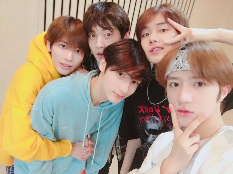 01_gyu_txt's tweet photo. 데뷔 3주년 축하해요💙
사랑하는 5명과 영원히 함께하자✊🏻🌟

#기억해_우리_처음_만난_3월4일
#3ShiningYearsWithTXT https://t.co/hRKpcBlSiV