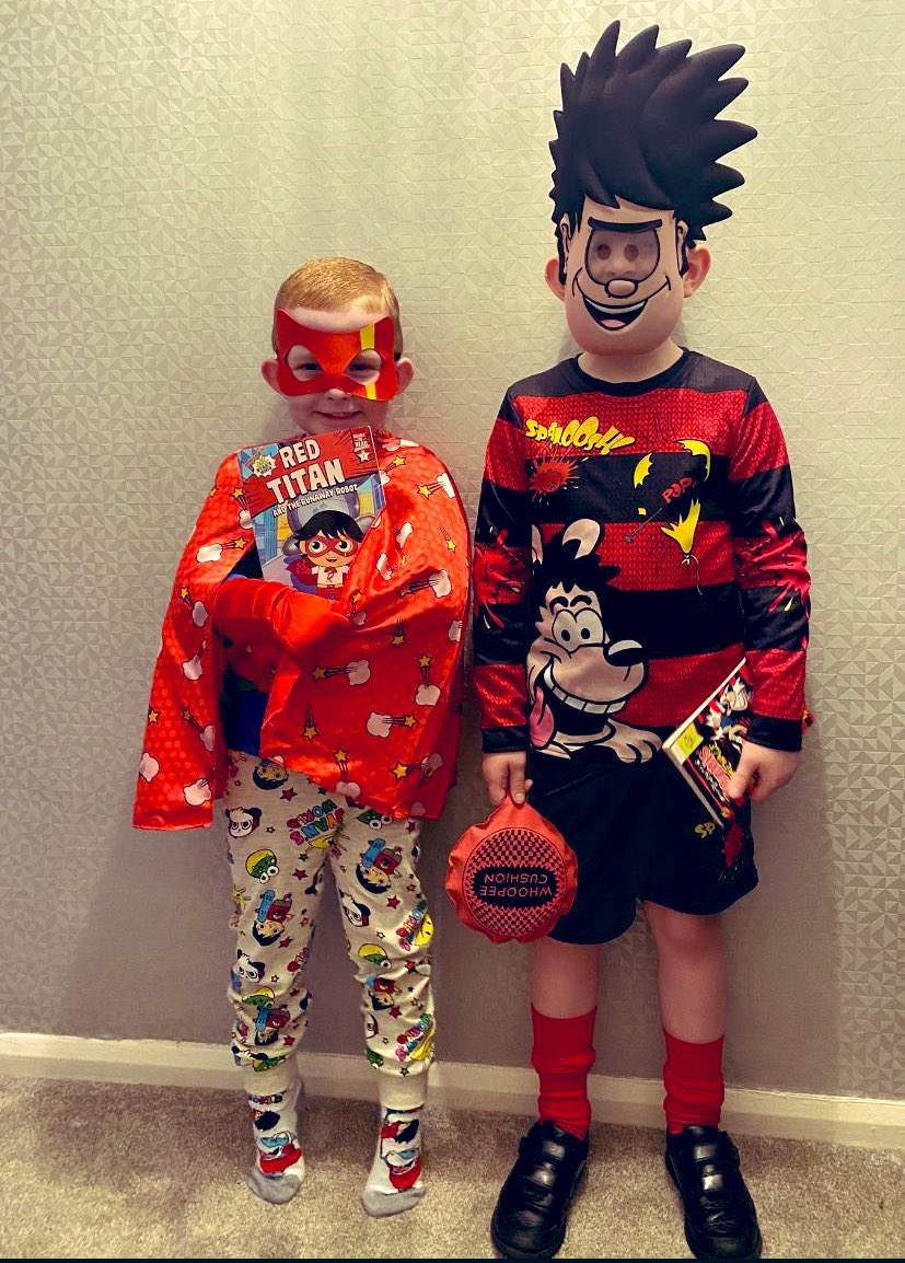 joecousins89's tweet photo. Haha #WorldBookDay completed it mateπ β
#RedTitan #Dennis https://t.co/rPAvo9v3tI