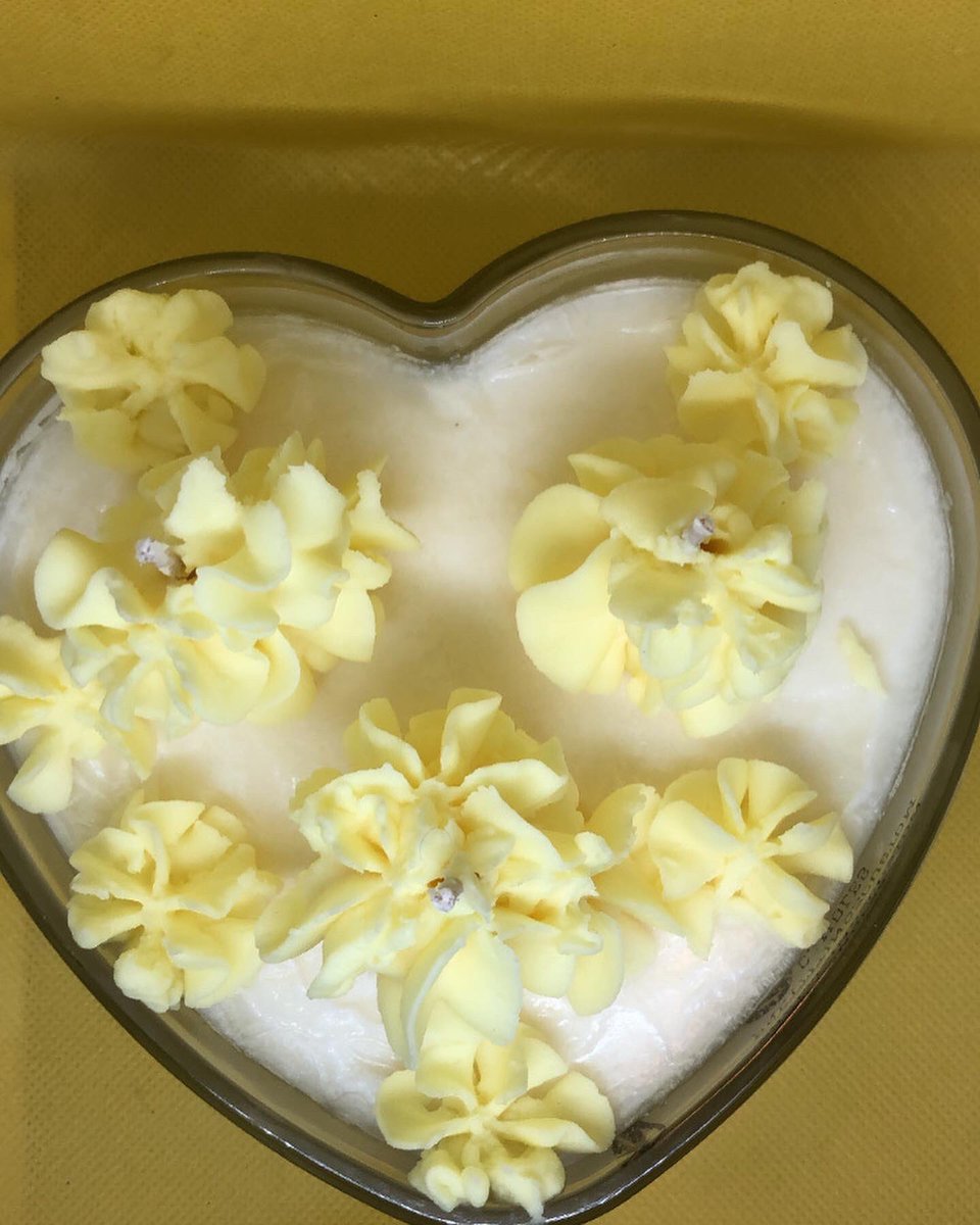 PRETTITinngz's tweet photo. Honeysuckle LOVE💛

This scent is so pretty and full of love !! 

Honeysuckle, Jasmine blended to perfection just for you💛

Wa t to fill the room with love and ambience this is the candle ! 

Lit vibes only😜

Head over and grab yours 🛍

Buy any 2 products and get 1 Free! https://t.co/Jxk8eUjKuS