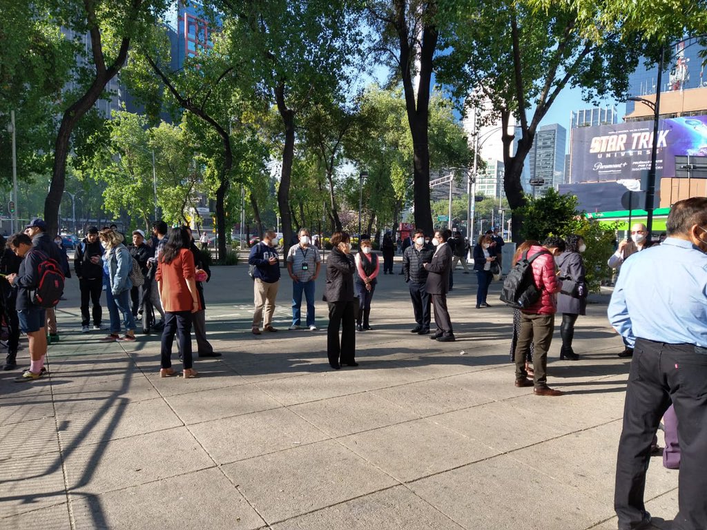 Desde el <a href="/senadomexicano/">Senado de México</a> seguimos los protocolos de protección civil implementados, durante #AlertaSismica 
Personal de la DGAJ, en punto de reunión.