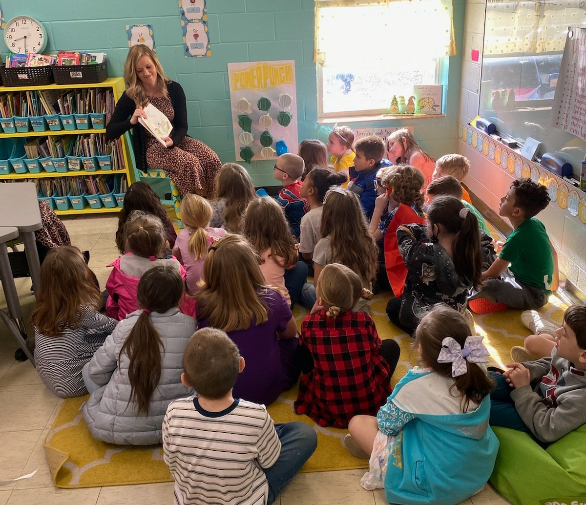Jenny Anthony, Coffee County Circuit Court Clerk, read to our 1st graders this morning. Thank you Mrs. Anthony! #hickersonhawks #communitypartners