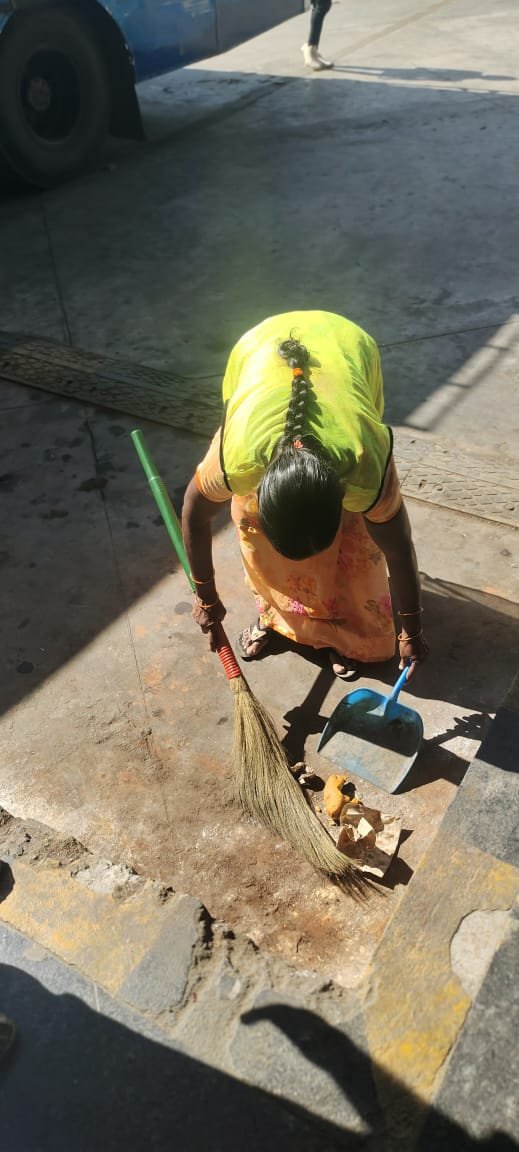 SajjanarVC_IPS's tweet photo. Understand the pain of fellow Human being who is cleaning the Trash which was thrown by same Human #LetsBeResponsible & drop the waste only at Designated places #SwachhTSRTC #SwachhTelangana #SwachhBharat #SwachhBharatMission https://t.co/osWBTpOYyY